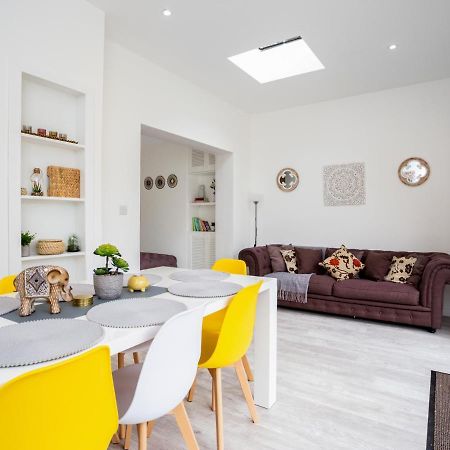 Large Modern Family Home 温莎 外观 照片